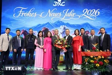 越南驻德大使阮得成与夫人以及越南驻德大使馆工作人员向同春购物中心总经理阮文贤和领导班子送花。（图片来源：越通社）