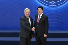 越南国家主席梁强欢迎联合国秘书长前来出席《河内公约》签署仪式。