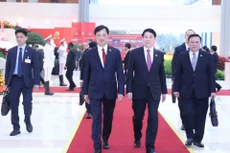 越南国家主席梁强与河内市委书记阮维玉前来出席越共十四大开幕式。