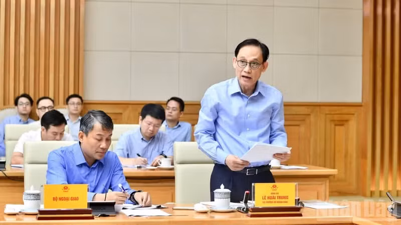 外交部长黎怀忠在会上作报告。