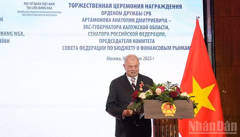 阿尔塔莫诺夫先生在仪式上发表讲话。