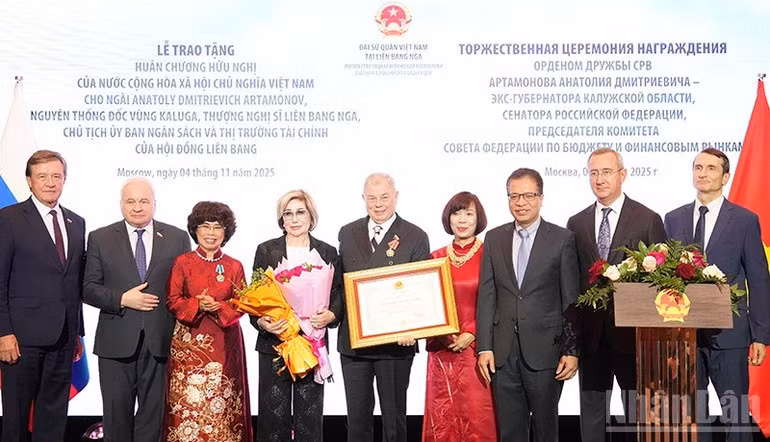 各位代表送花祝贺阿尔塔莫诺夫先生。