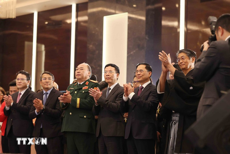 越南政府副总理裴青山以及各位代表出席招待会。