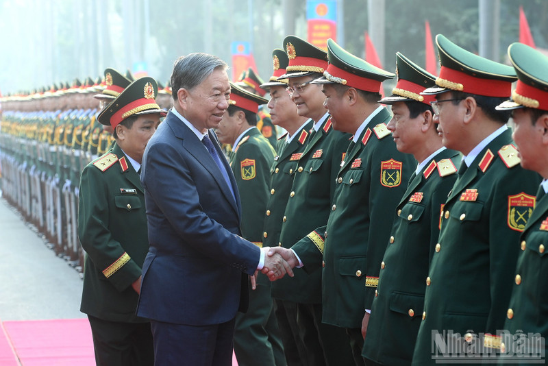 苏林总书记与后勤—技术总局领导代表握手。