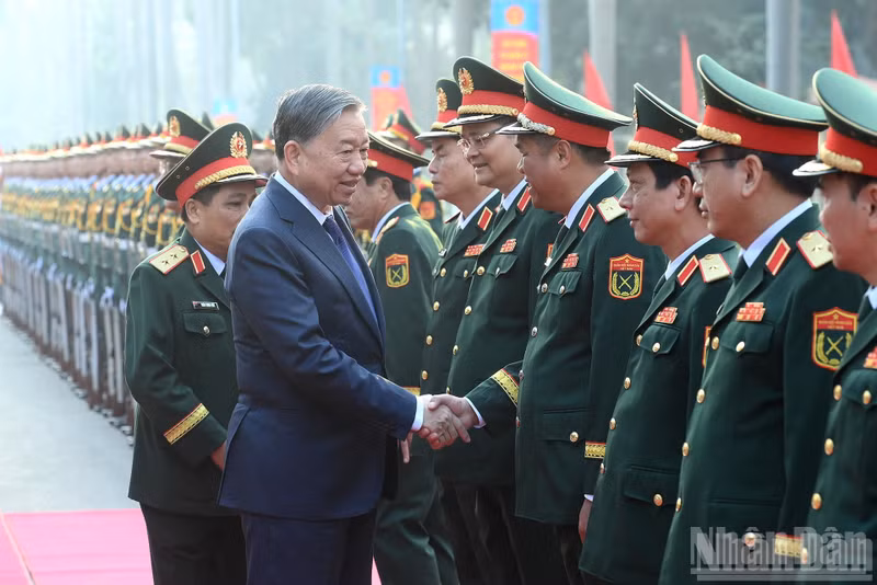 苏林总书记与后勤—技术总局领导代表握手。