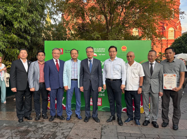 越南驻俄大使邓明魁与与会代表合影。（图片来源：越通社）