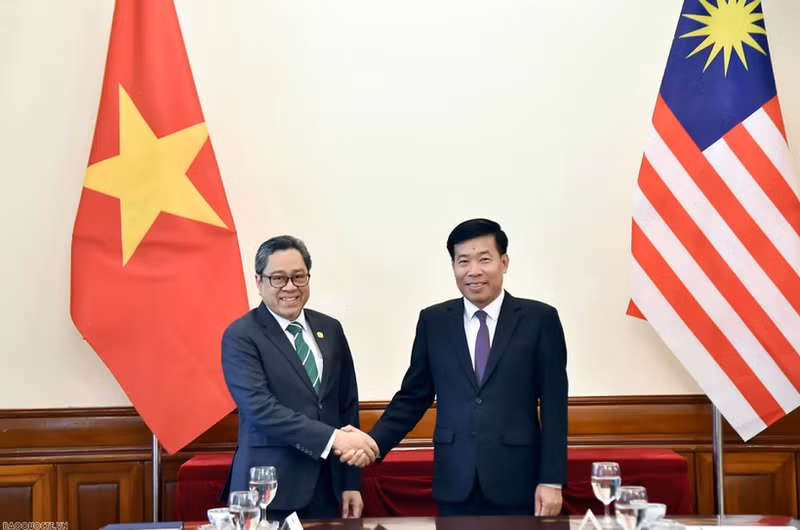 越南外交部副部长阮孟强与马来西亚外交部副秘书长拿督阿末·罗兹安·阿卜杜勒·加尼。