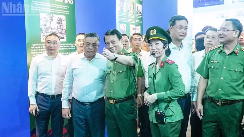 越共中央政治局委员、中央书记处书记、中央检查委员会主任陈士青，越共中央政治局委员、越南公安部部长梁三光大将以及各中央部委行业和岘港市领导代表出席活动。
