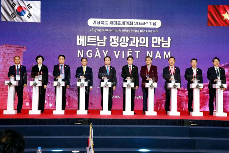 越南国家主席梁强与庆尚北道知事李哲禹共同按下按钮,启动面向未来友好合作的象征。