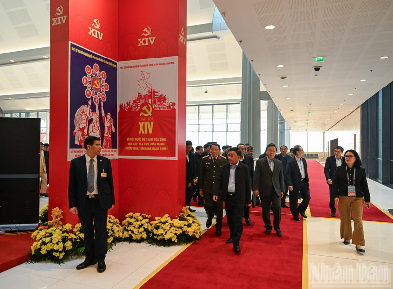 越共中央书记处常务书记陈锦秀主持越共十四大的筹备工作初步审查。