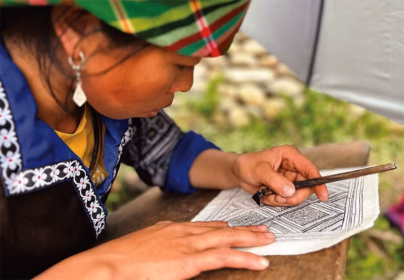 亚麻布上的蜂蜡画。（国俊 摄）