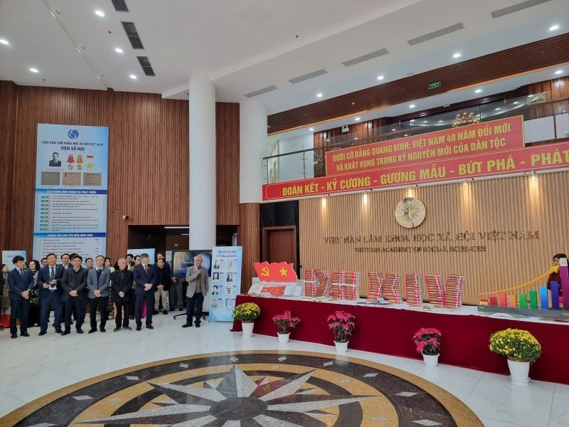 '在党的光荣旗帜下：越南革新40年回顾与奋发图强纪元愿景'的专题展开幕仪式。