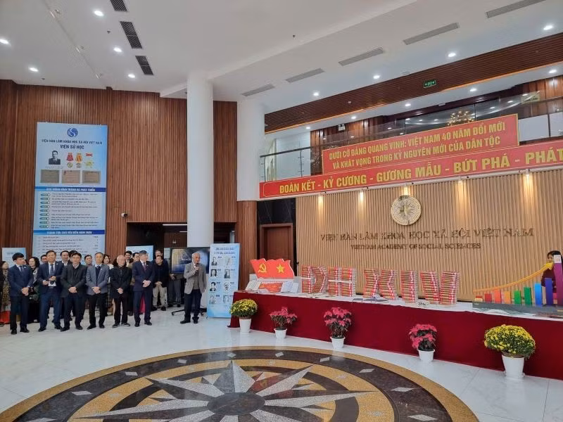 '在党的光荣旗帜下：越南革新40年回顾与奋发图强纪元愿景'的专题展开幕仪式。