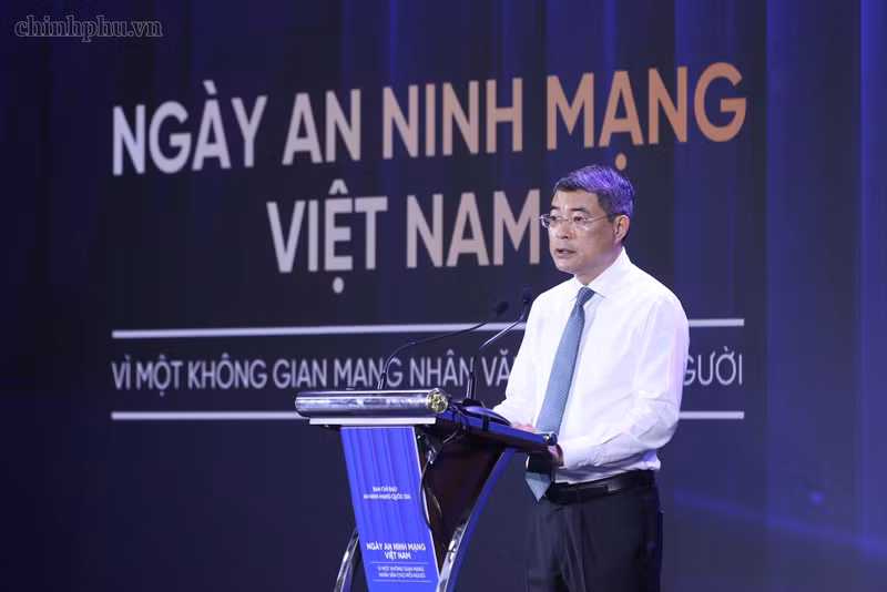 黎明兴总理在会上发表讲话。