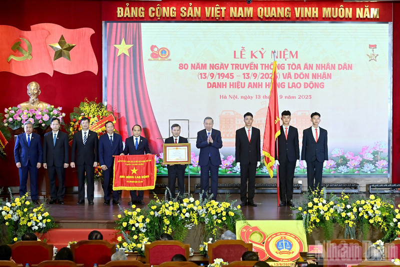 苏林总书记向最高人民法院授予“劳动英雄”称号。