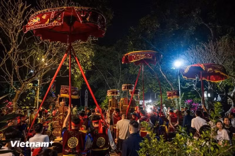 据当地长者代代相传，这一夜间迎圣习俗源于关于山圣的传说：相传山圣曾巡游至吴山地区，因专心教百姓捕鱼、治理洪水，返回山中时已是深夜。村民依依不舍，便点燃干木火炬为圣驾照路，也希望能多看圣驾一眼。