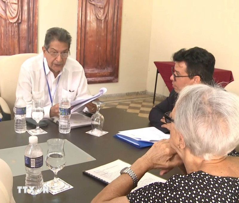 前古巴驻越大使、古巴—越南友好协会副主席弗雷德斯曼·图罗·冈萨雷斯在关于越老关系的研讨会上发表讲话。（图片来源：越通社）