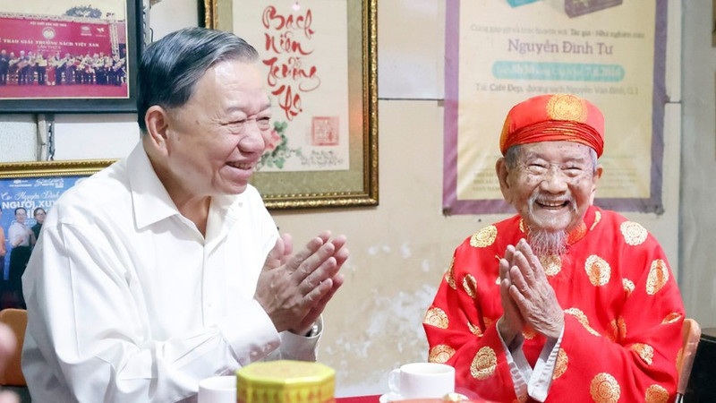 苏林总书记走访慰问研究家阮廷思并致以新春祝福。