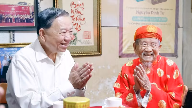 苏林总书记走访慰问研究家阮廷思并致以新春祝福。