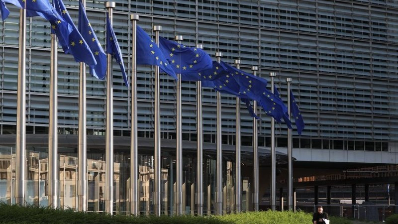 欧盟旗帜在比利时布鲁塞尔的欧盟委员会总部飘扬。（图片来源：新华社）