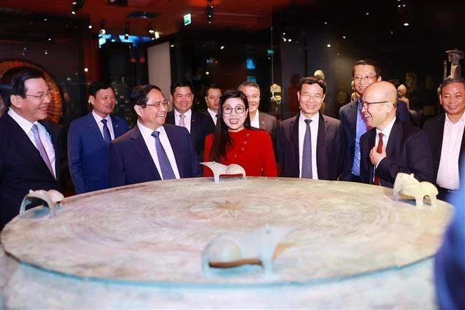 越南政府总理范明正参观法国凯布朗利博物馆。
