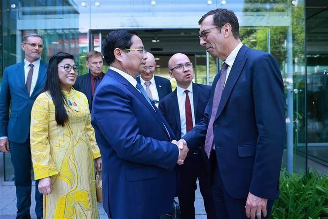 越南政府总理范明正参观法国国家铁路公司。