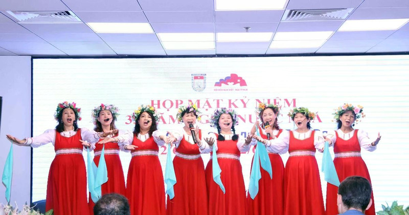 胡志明市越俄友好协会成员表演的节目。（图片来源：越通社）