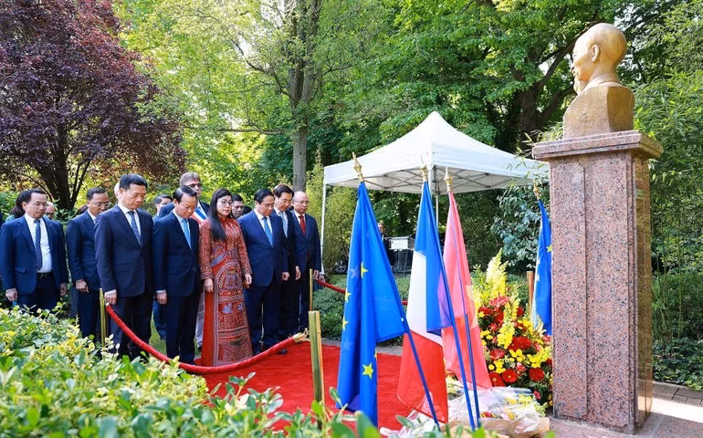范明正总理和夫人以及各位代表缅怀胡志明主席。