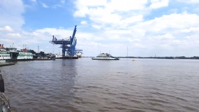 发展物流业，水路运输占有重要地位。