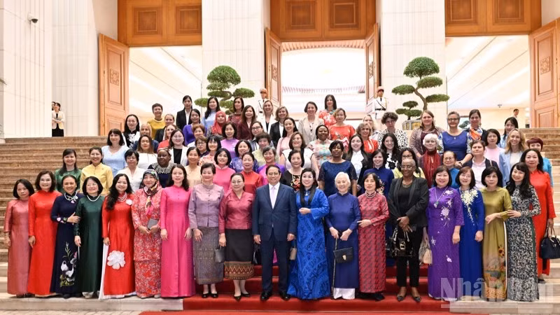 越南政府总理范明正与各位女性外交官代表合影。（陈海 摄）