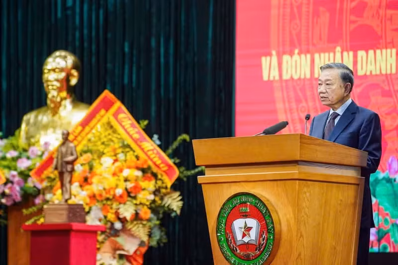 苏林总书记在会上发表讲话。