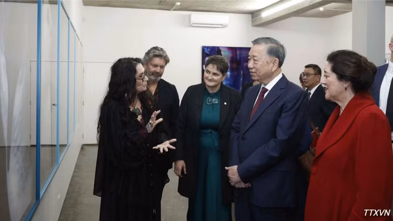 越共中央总书记、国家主席苏林与新西兰总督辛迪·基罗参观摄影师菲奥娜·帕丁顿的“StarkWhite”摄影展。