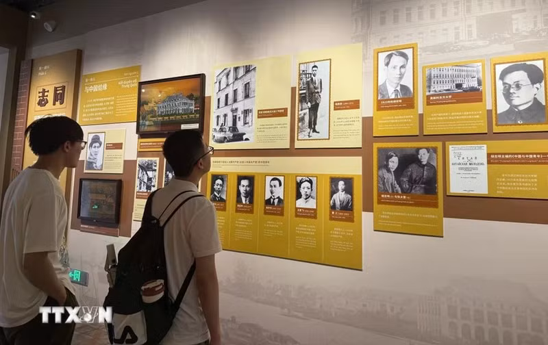 观众前来参观了解《革命之路——胡志明同志在中国》专题展览。（图片来源：越通社）