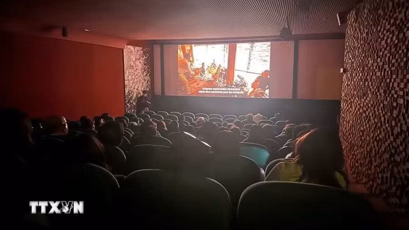 电影节开幕式上放映的一部影片。（图片来源：越通社）