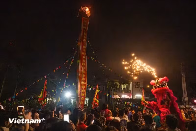 锣鼓喧天、彩旗蔽空，整个村庄沉浸在热烈喜庆的节庆氛围之中。