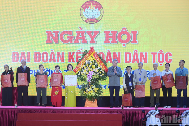 苏林总书记向上吉坊人民赠送纪念品。