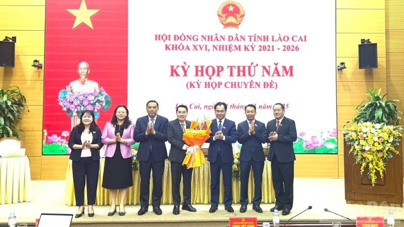 各位代表送花祝贺阮俊英同志当选老街省人民委员会主席。