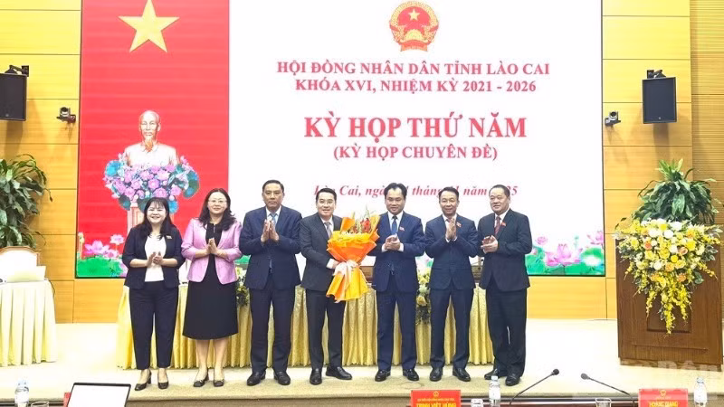 各位代表送花祝贺阮俊英同志当选老街省人民委员会主席。