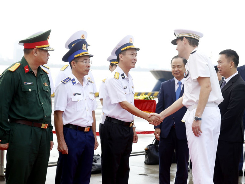 海军第三区领导欢迎法国海军舰艇领导抵达岘港市。（图片来源：越南海军）