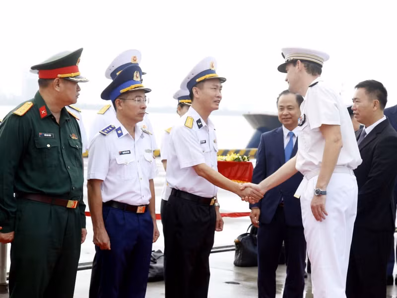 海军第三区领导欢迎法国海军舰艇领导抵达岘港市。（图片来源：越南海军）