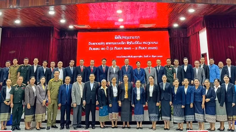 各位代表在会上合影。