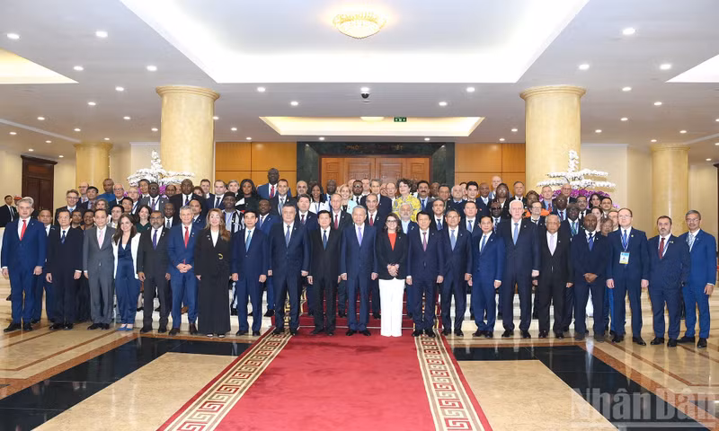 越共中央总书记苏林同出席《河内公约》开放签署仪式的各国代表团团长。