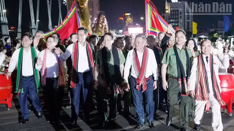 代表们参加《平安之流》游行。