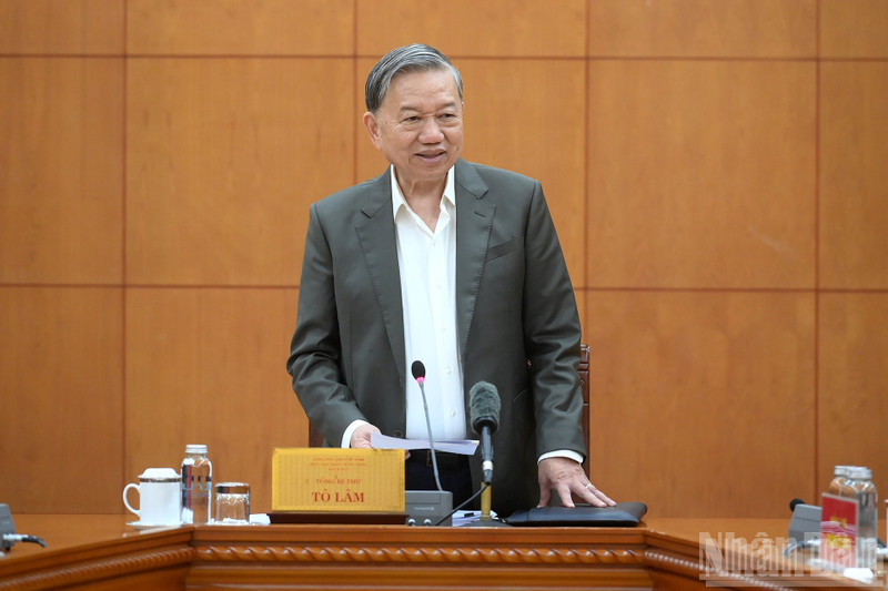 苏林总书记在会上发表讲话。