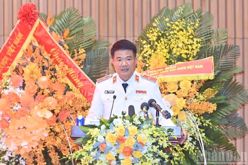 最高人民法院院长阮辉进在庆典上发表讲话。