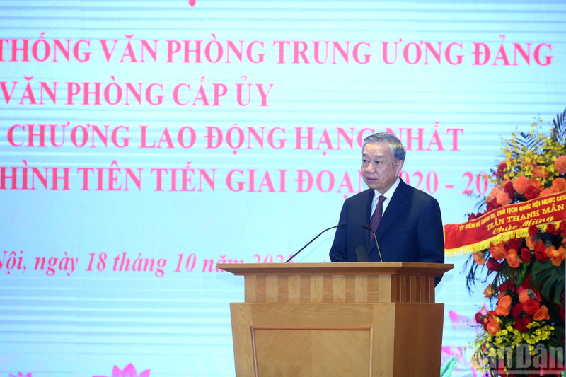 苏林总书记在典礼上发表讲话。