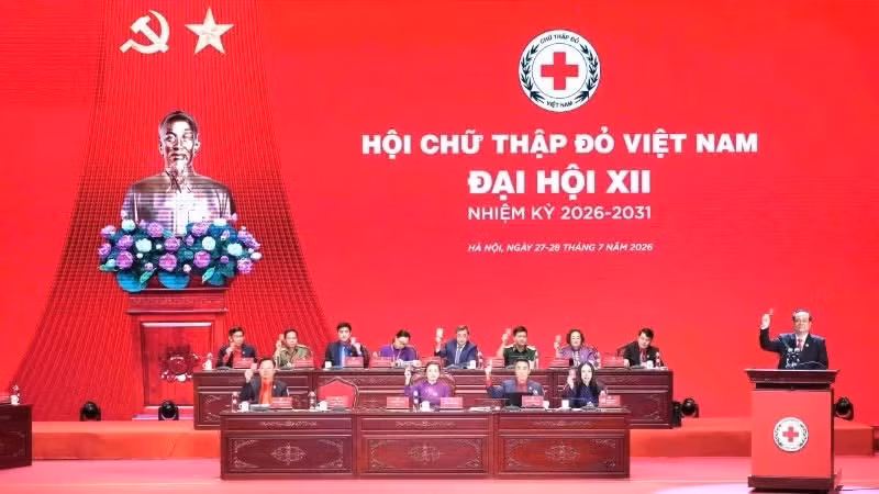 大会主席团。