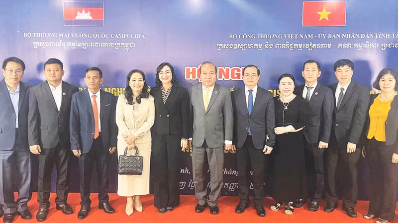 出席“越南与柬埔寨生产、分销与物流企业对接会”的越南工贸部、柬埔寨商务部及西宁省人民委员会领导。