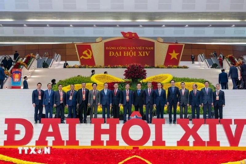 越南驻法国大使郑德海与出席越共十四大代表合影。（图片来源：越通社）