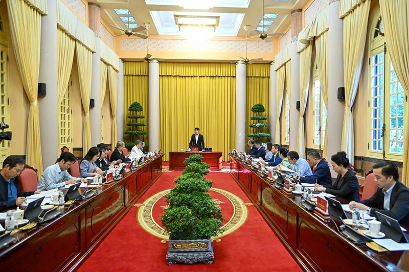 越南国家主席梁强主持会议。